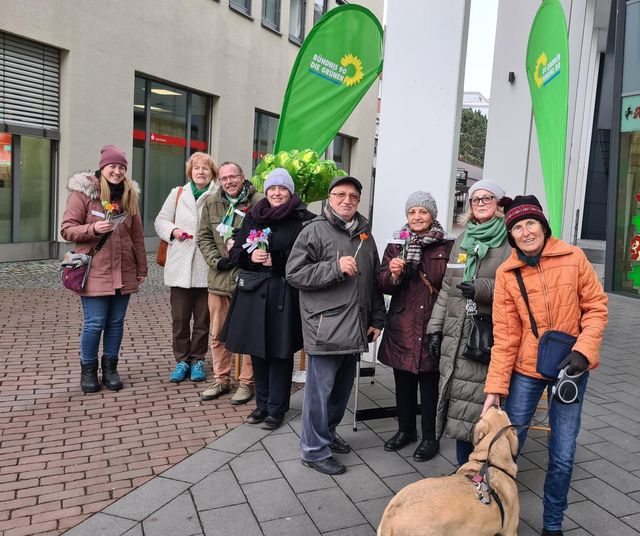 GRÜNE Baunatal lassen zum Valentinstag Rosen mit Botschaft regnen💚