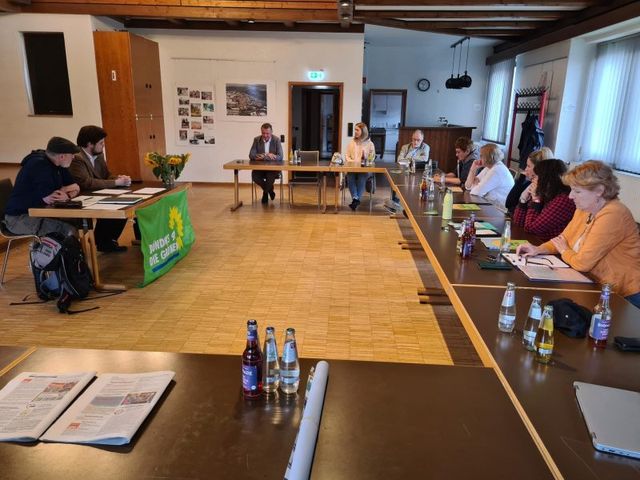 Bürgermeister trifft auf engagierte Grüne Mitglieder bei Mitgliederversammlung